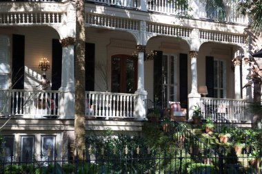 Kapısı olan bir bina.