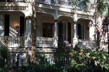 Kapısı olan bir bina.