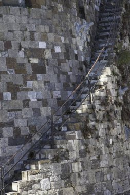 Taş Merdivenler dışarı çıkıyor.