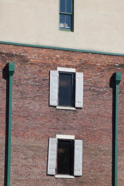 Ahşap panjurlu pencere