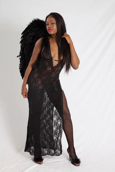 Linda Senhora Negra Uma Roupa Black Angel — Fotografia de Stock