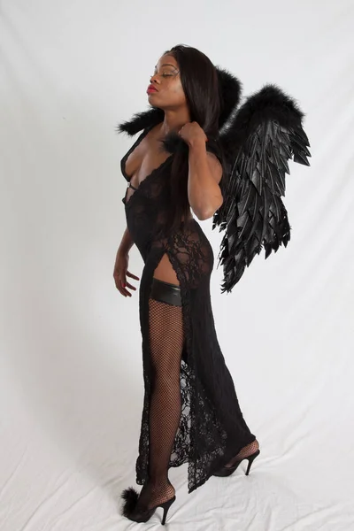 Szép Fekete Hölgy Fekete Angyal Ruhában — Stock Fotó