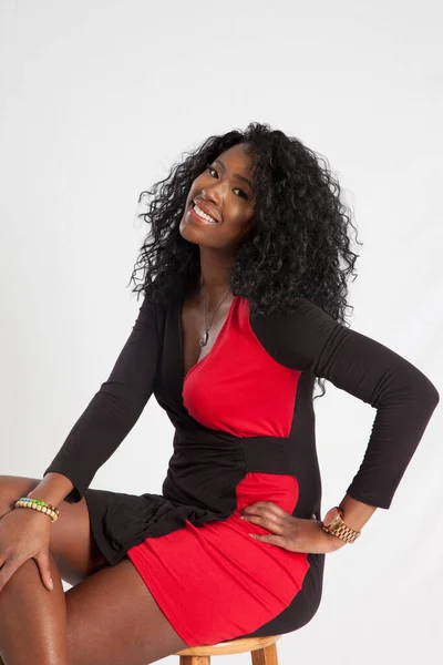 Mulher Negra Feliz Sentada Com Sorriso — Fotografia de Stock