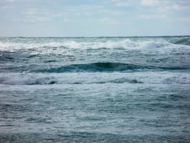 Kıyıdaki okyanus dalgaları