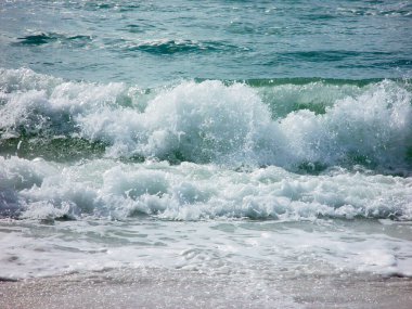 Sahilde okyanus dalgaları