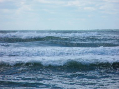 Sahilde okyanus dalgaları