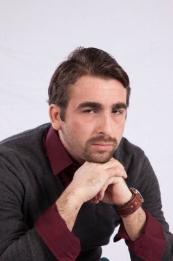 Adam düşünceli bir ifade ile