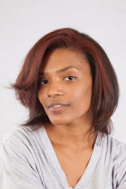 Hoş bir gülümsemesi olan güzel bir kadın.