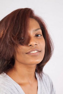 Gülümseyen güzel bir kadın