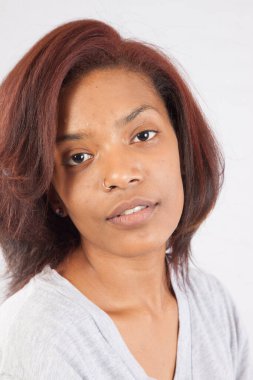 Hoş bir kadın düşünceli ve ciddi görünüyor.