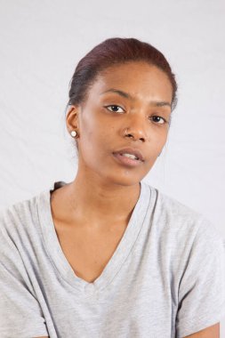 Hoş bir kadın düşünceli ve ciddi görünüyor.