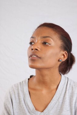 Hoş bir kadın düşünceli ve ciddi görünüyor.