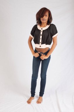 Düşünceli bir yüzü olan güzel bir kadın.