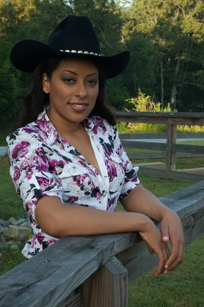 Mujer Encantadora Aire Libre Sombrero Vaquero Una Sonrisa — Foto de Stock