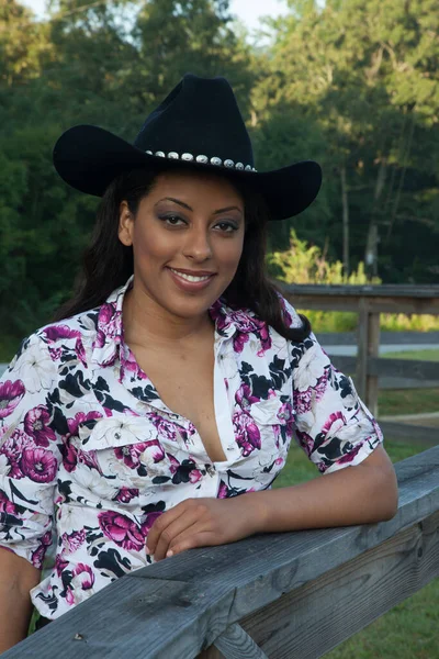 Mujer Encantadora Aire Libre Sombrero Vaquero Una Sonrisa — Foto de Stock