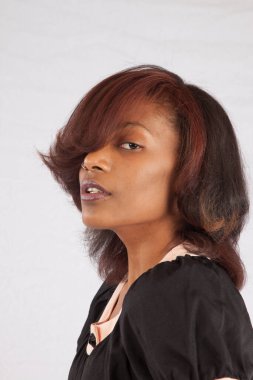 Düşünceli bir yüzü olan güzel bir kadın.