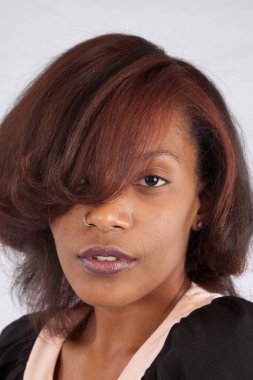 Düşünceli bir yüzü olan güzel bir kadın.