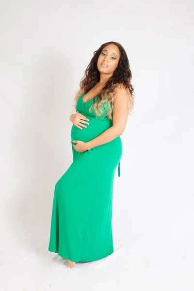 Düşünceli Bir Ifadeyle Güzel Hamile Bir Kadın — Stok fotoğraf