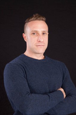 yakışıklı adam kollarını ile geçti