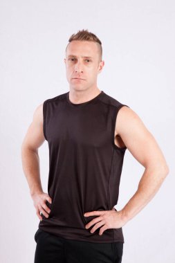 Elleri kalçasında yakışıklı bir adam.