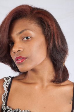 Güzel kadın dalgın görünüyor.