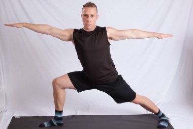 Yakışıklı adam kaslarını geriyor.