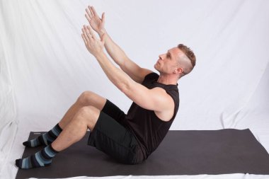 Yakışıklı adam kaslarını geriyor.