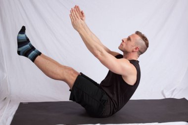 Yakışıklı adam kaslarını geriyor.