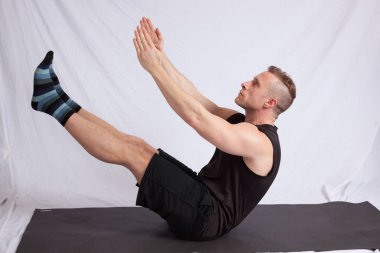 Yakışıklı adam kaslarını geriyor.