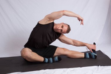 Yakışıklı adam kaslarını geriyor.