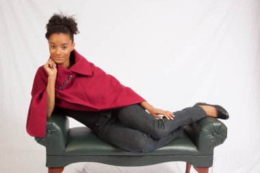 Gülümseyen mutlu siyah kadın