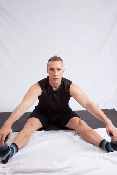 Handsome Man Stretching His Muscles — Stock Photo, Image