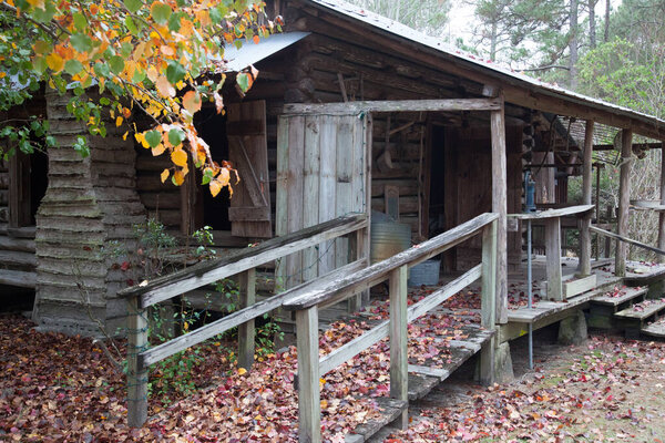 старый деревянный дом осенью