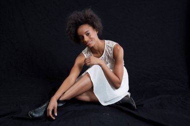 Gülümseyen sevimli siyah kadın.