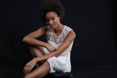 Gülümseyen sevimli siyah kadın.