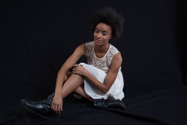 dalgın Afrikalı-Amerikalı kadın