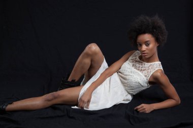 dalgın Afrikalı-Amerikalı kadın