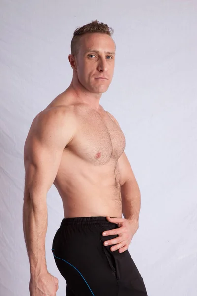 Hombre Fuerte Mostrando Sus Músculos —  Fotos de Stock