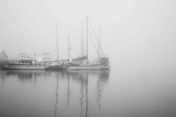 Πλοία Αγκυροβολημένα Στην Πρωινή Ομίχλη — Φωτογραφία Αρχείου