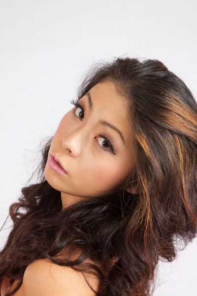 dalgın bir ifade ile güzel bir kadın