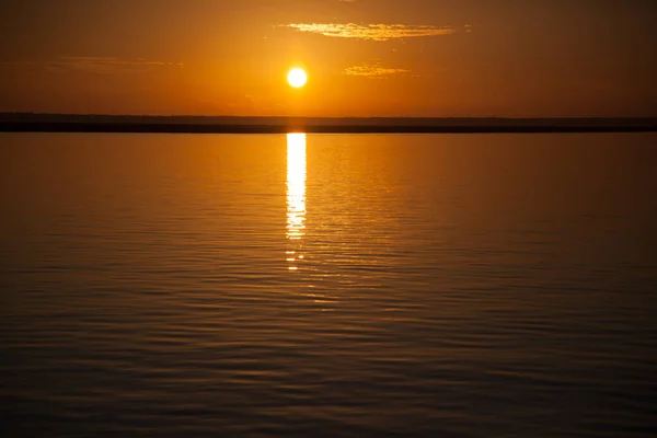 Sonnenuntergang Über Dem Wasser Mit Wellen — Stockfoto