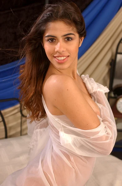 Ohromující brunetka brazilské hraje na kameru — Stock fotografie