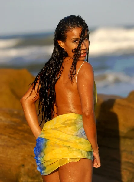 Garvade skönhet i badkläder - Ocean Rock bakgrund - många poser — Stockfoto