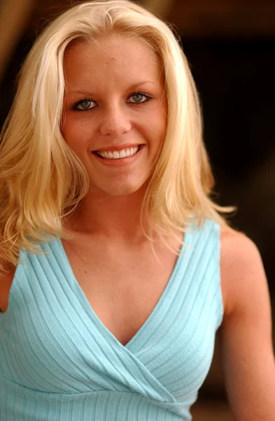 Roztomilý Blond - šťastný úsměv - světle modré letní Top — Stock fotografie