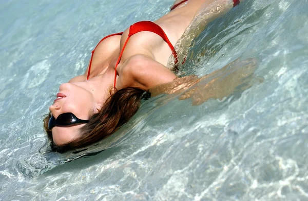 Vackra Busty brunett - Ocean vatten - Miami Beach bakgrund — Stockfoto