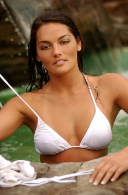 Sigara sıcak esmer - şelale arka off - beyaz bikini geliyor