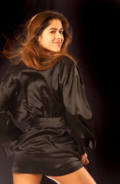 siyah elbise - siyah arka plan - sevimli sevimli Brezilya esmer