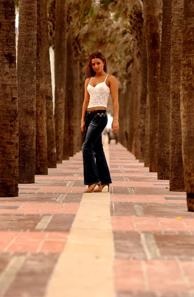 White Top - Blue Jeans - Palm Tree Walkway — Stock Photo, Image