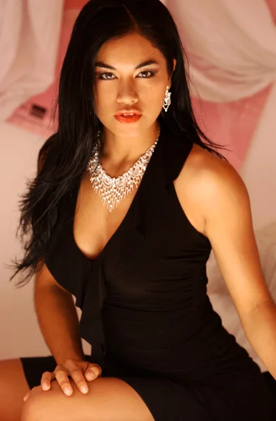 Miss Peru 2005 - schwarzes Kleid - Schlafzimmer Studio - Boudoir rosa Vorhang Szene — Stockfoto