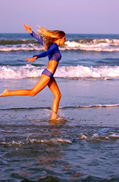 Tanec - cvičení - aerobik - čirá mokré oblečení - ocean beach vlny pozadí — Stock fotografie